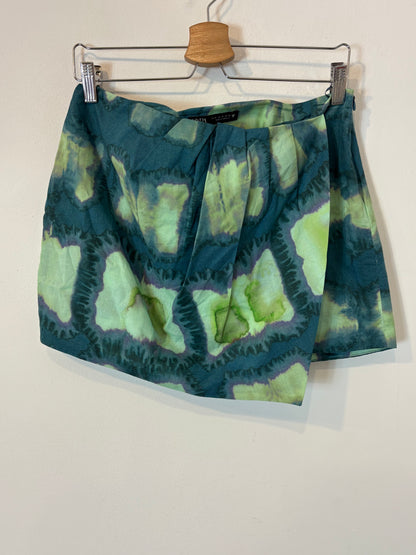 ZARA. Falda corta estampada verdes. T M
