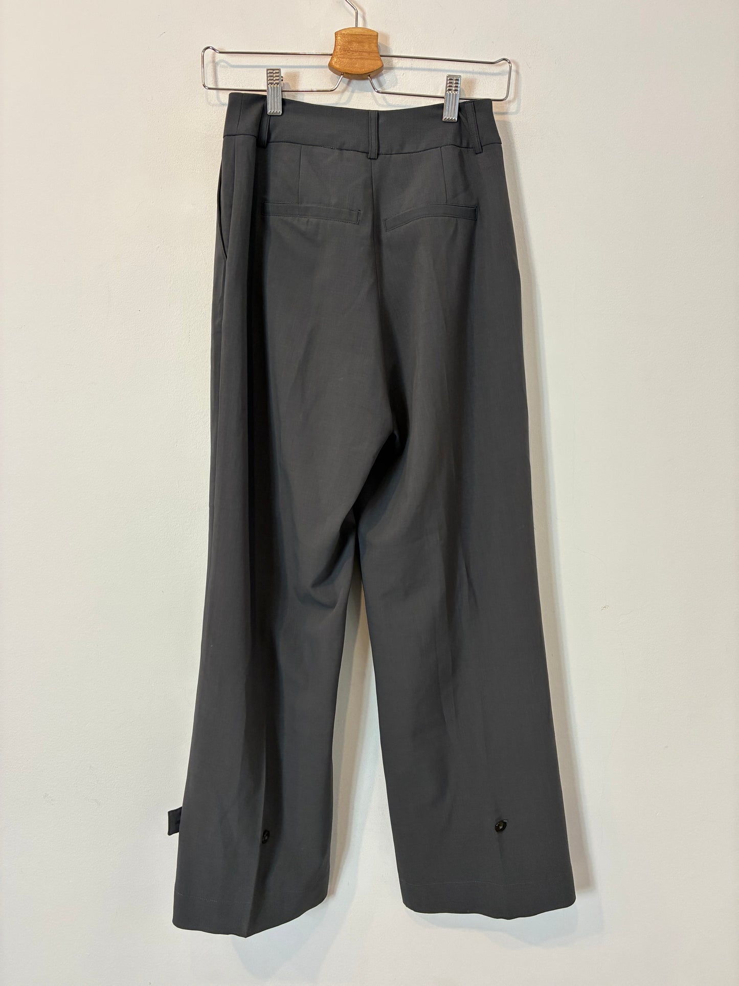 BIRGITTE HERSKIND. Pantalón gris pinzas