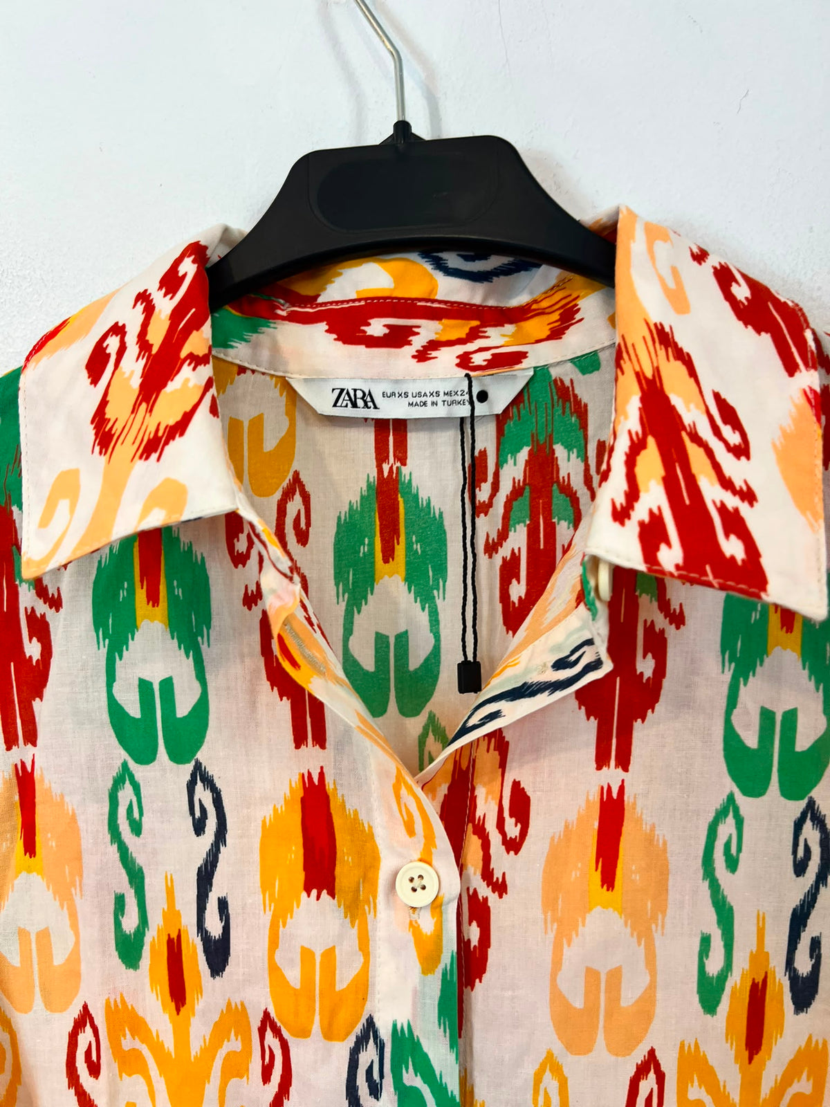 ZARA. Vestido fluido colores
