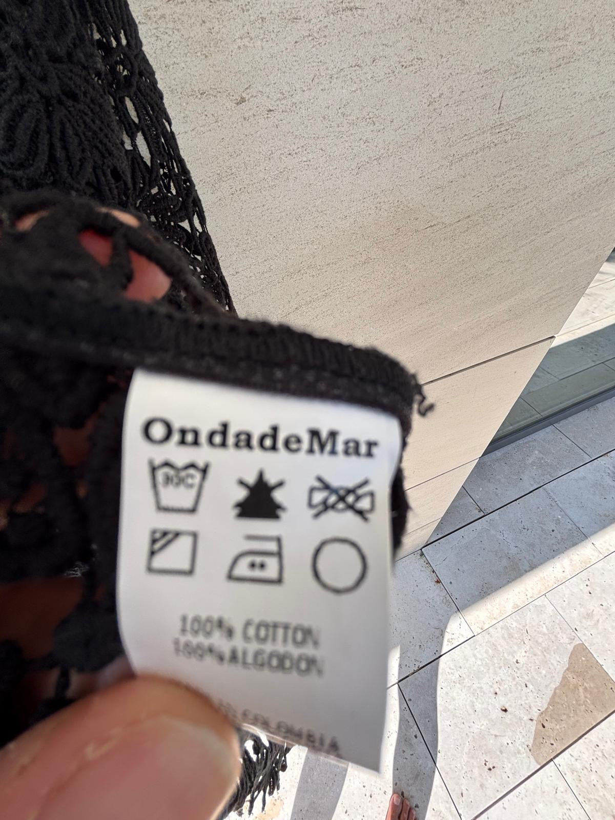 ONDADEMAR. Poncho negro croché