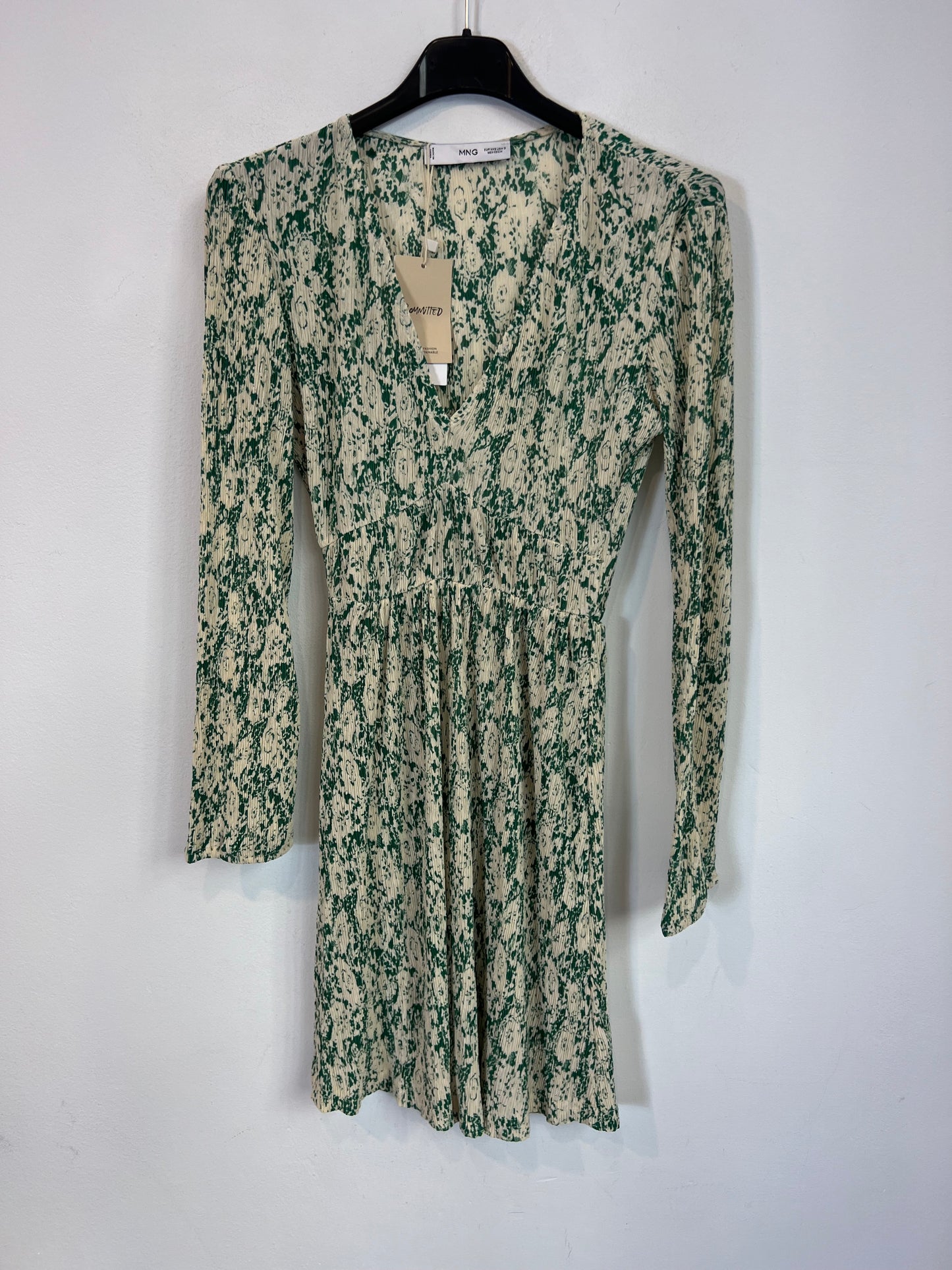 MANGO. Vestido corto plisado tonos verdes. T XXS