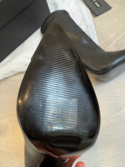 VERSACE JEANS COUTURE. Botines negros detalle dorado