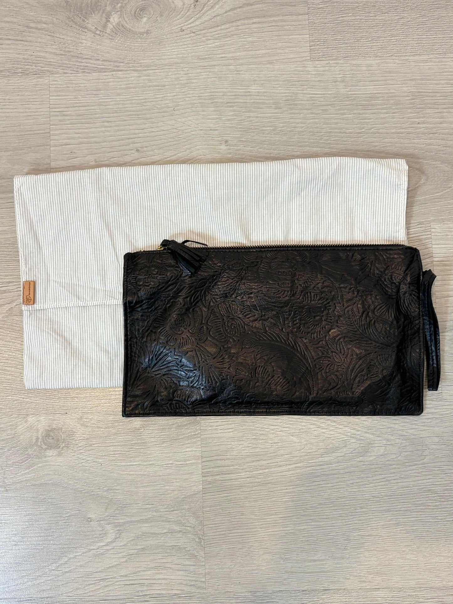 DEVA & COMEYA. Cartera de mano negra piel troquelada