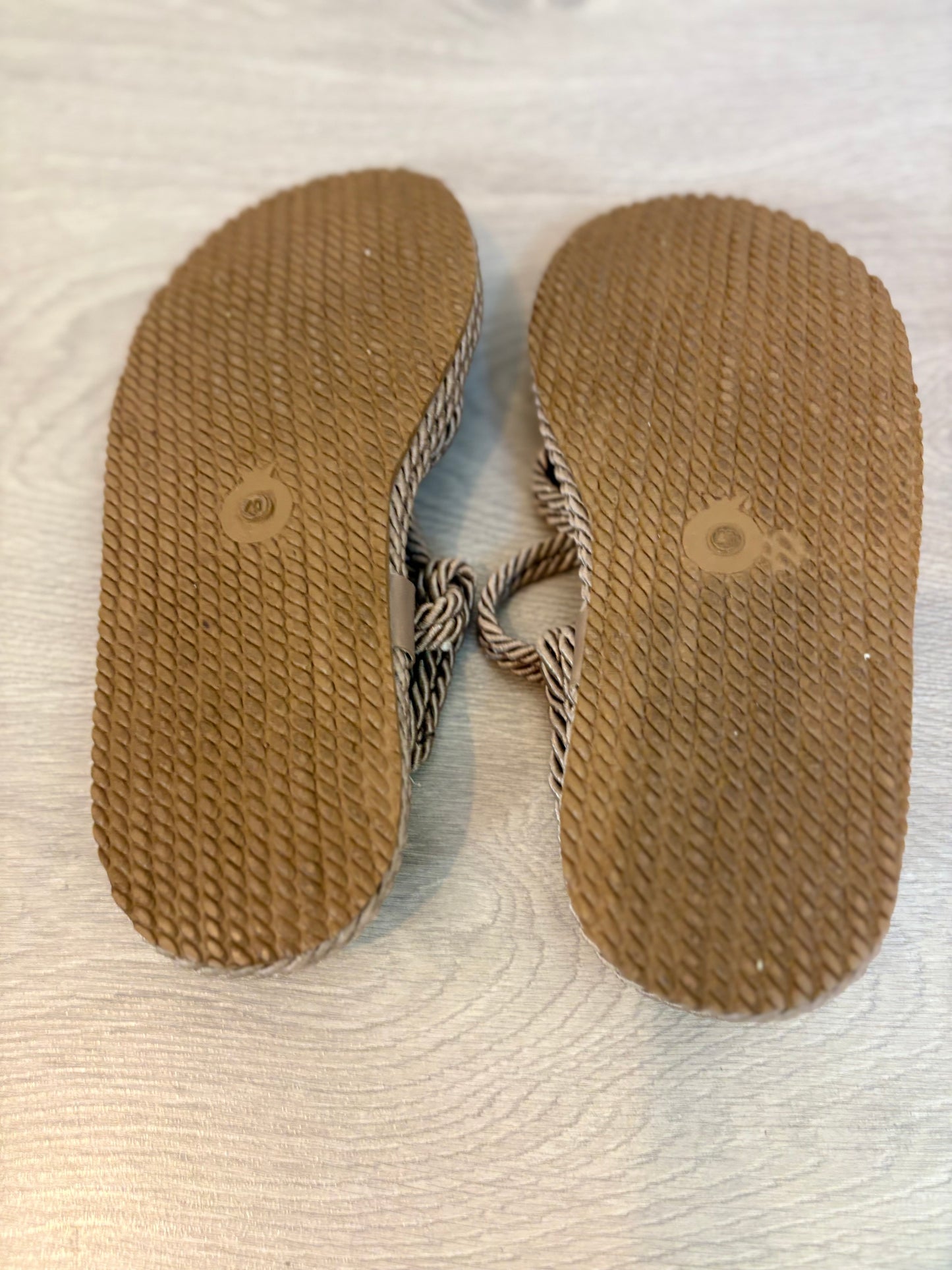 OTRAS. Sandalia plana gladiador. T 40