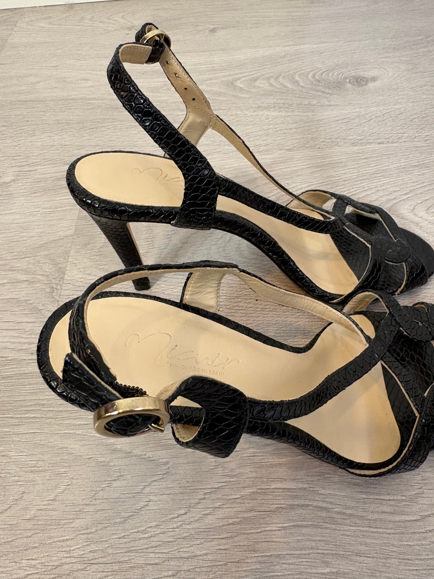 MICUIR. Sandalia negra tacón kitten