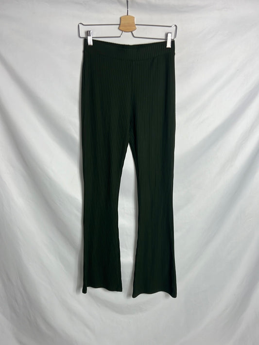 ONLY. Pantalón verde canalé acampanado. T M