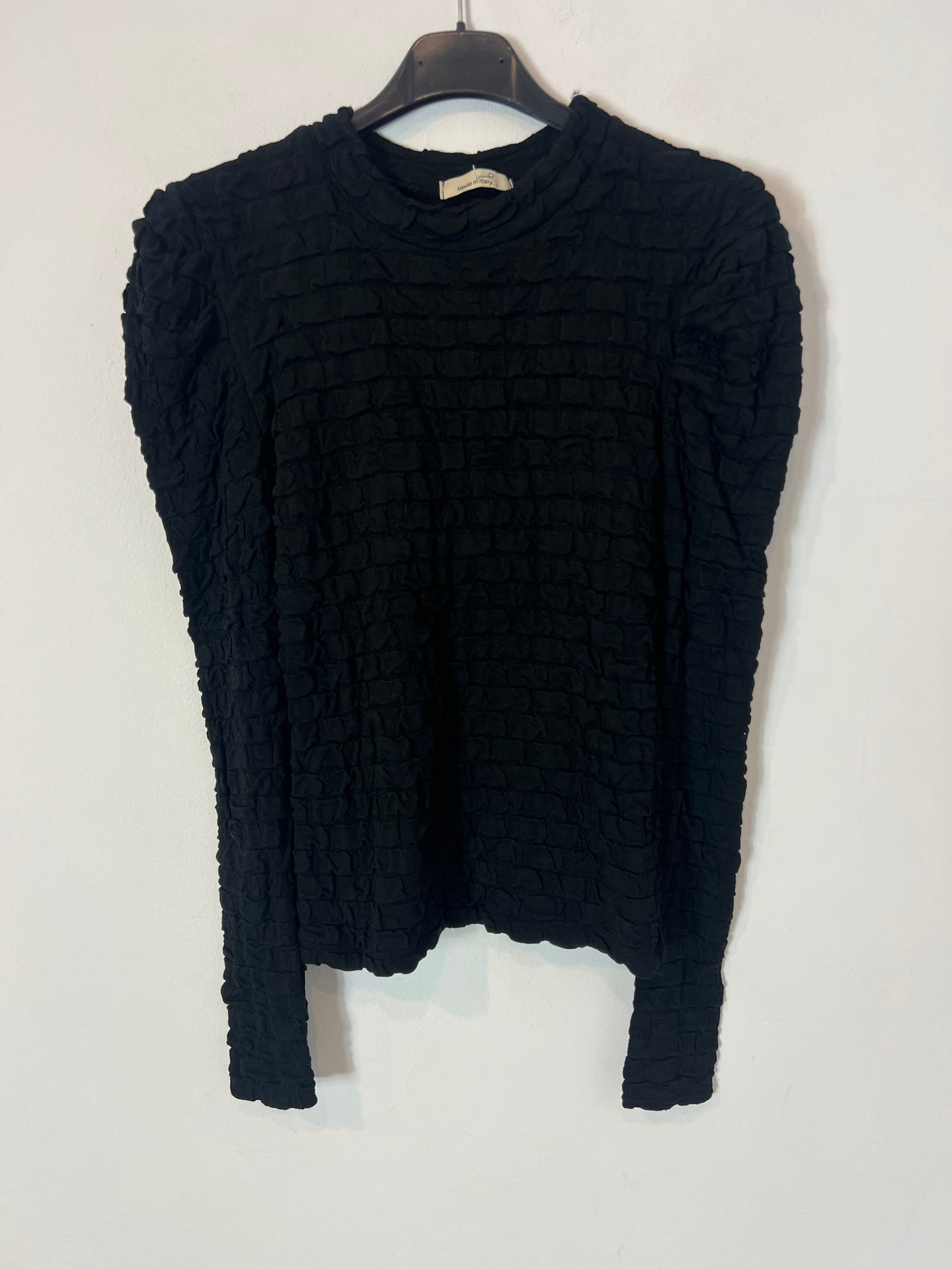 OTRAS. Top negro textura detalle hombro. T S