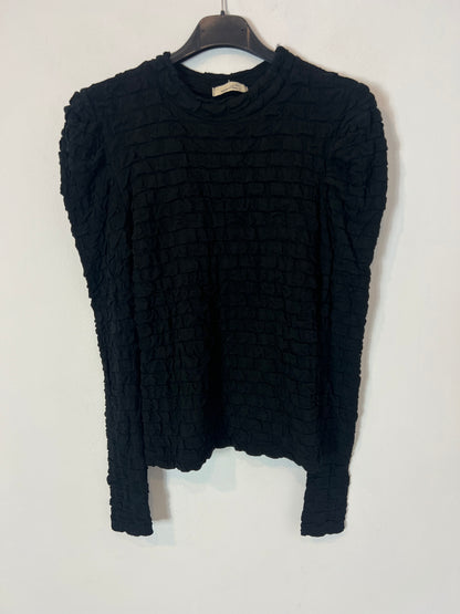 OTRAS. Top negro textura detalle hombro. T S