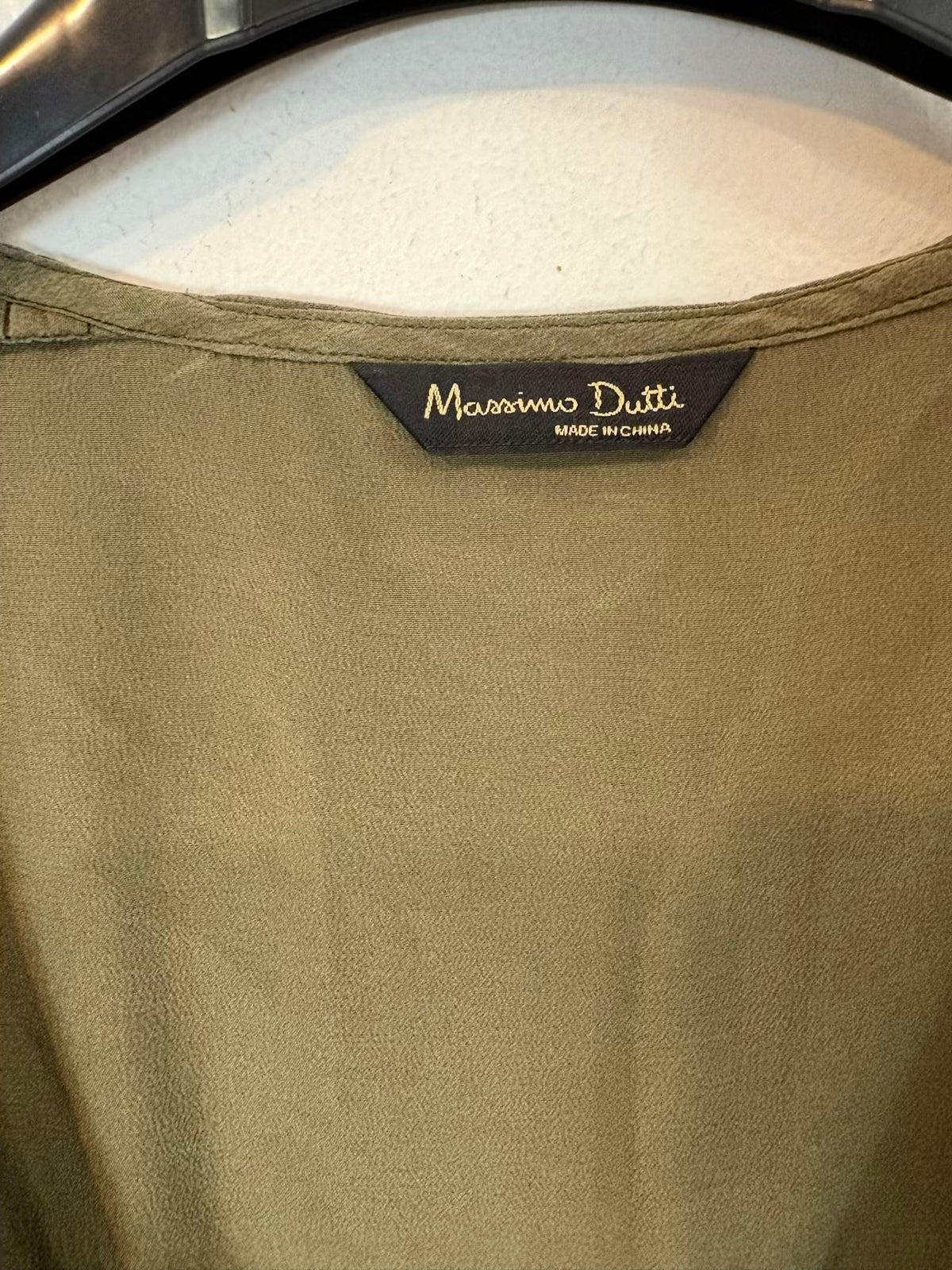 MASSIMO DUTTI. Top verde seda bordados