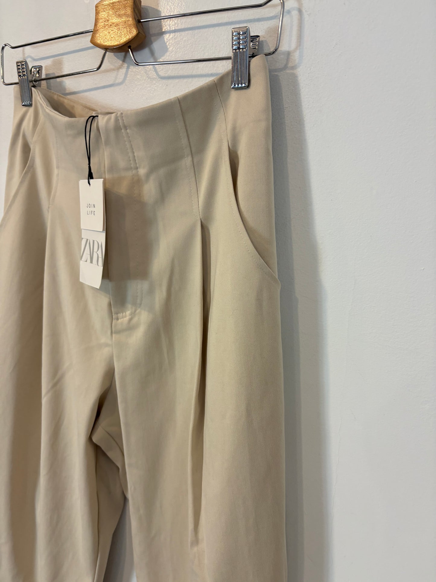ZARA. Pantalón beige pinzas