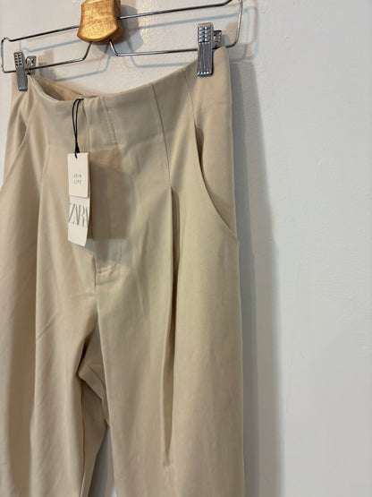 ZARA. Pantalón beige pinzas