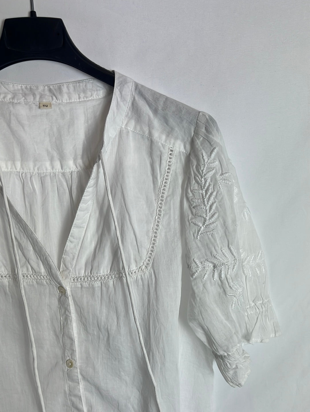 OTHER. Short-sleeved blouse with embroidered details. TM/L