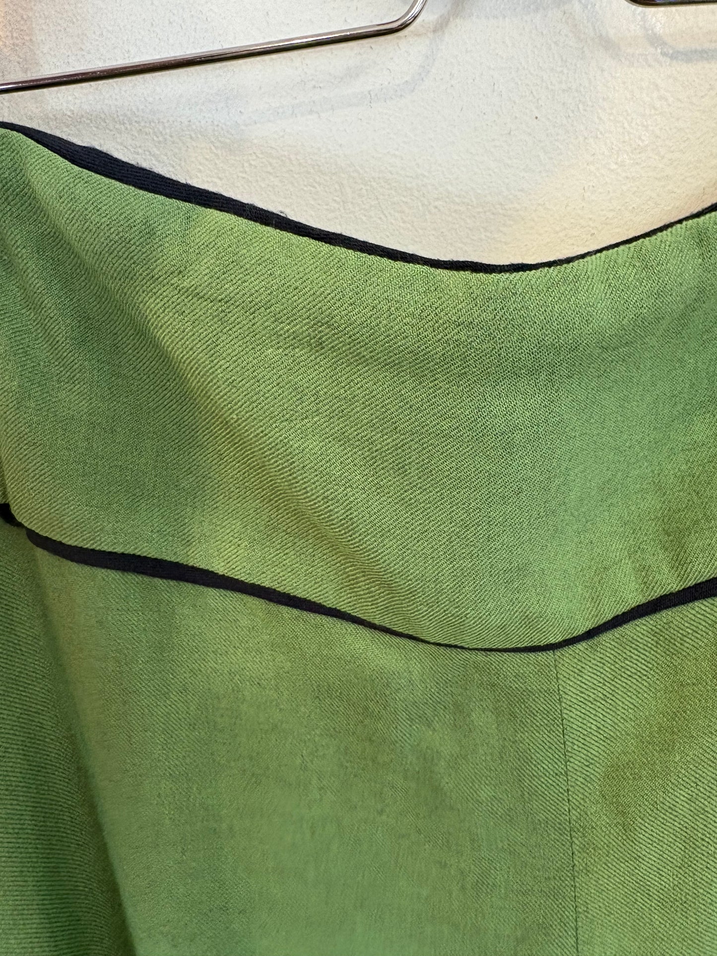 IQ COLLECTION. Falda midi verde asiemtrica