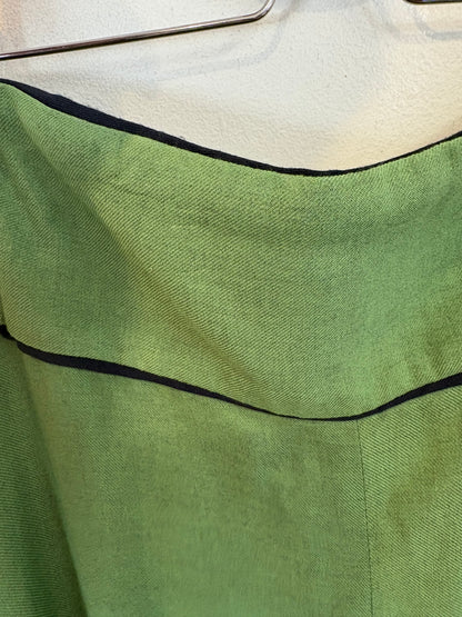 IQ COLLECTION. Falda midi verde asiemtrica