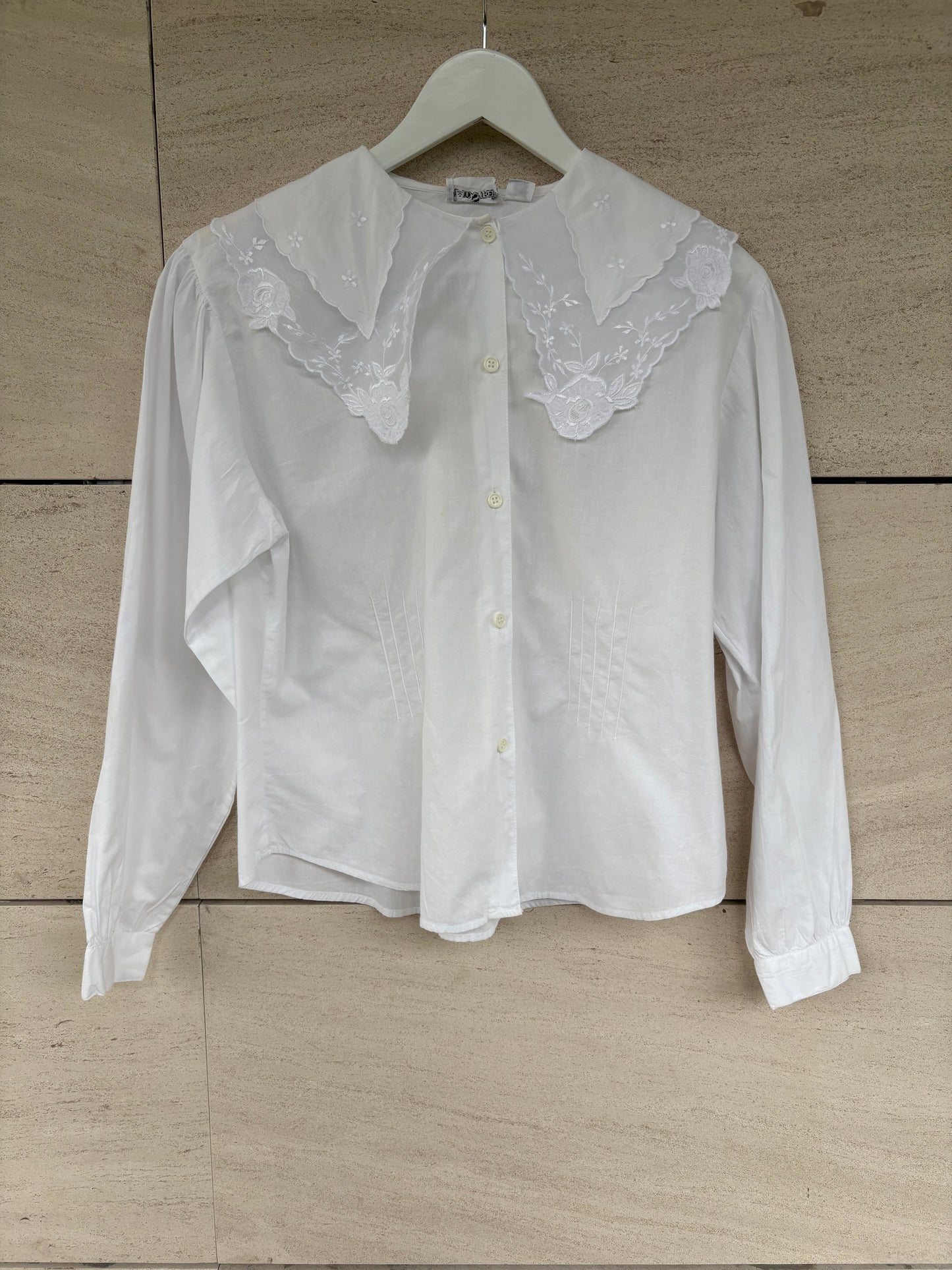 OTRAS. Blusa blanca encaje cuello