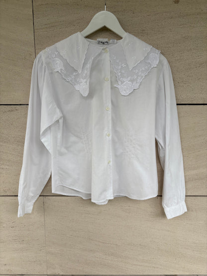 OTRAS. Blusa blanca encaje cuello