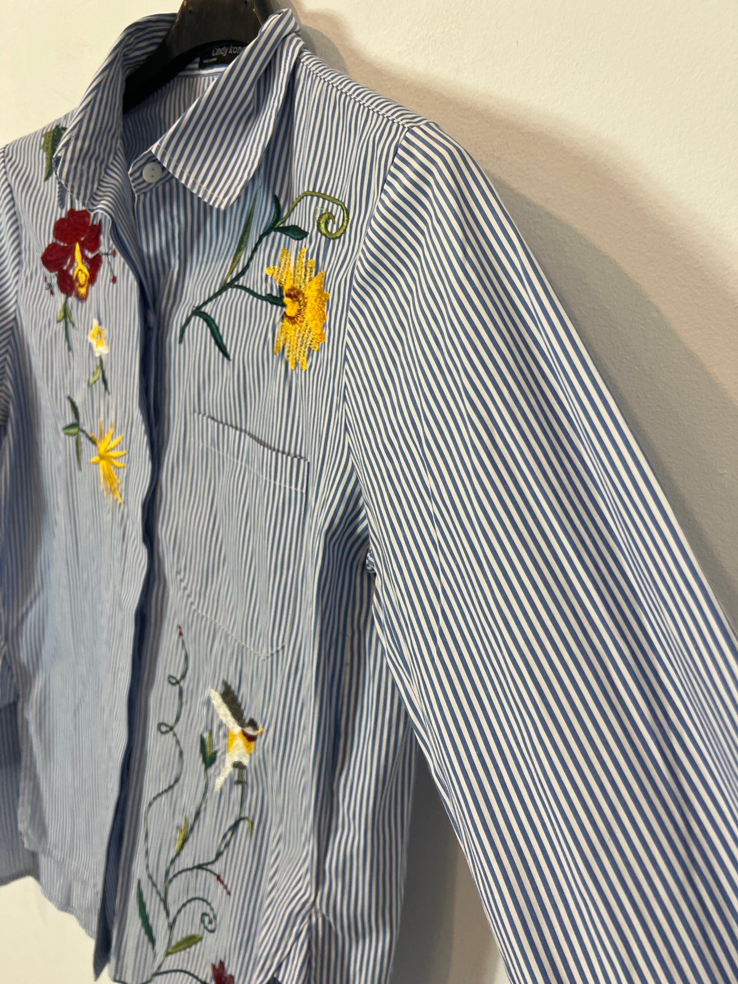 CINDY KONO. Camisa rayas y bordados. T. L (S)