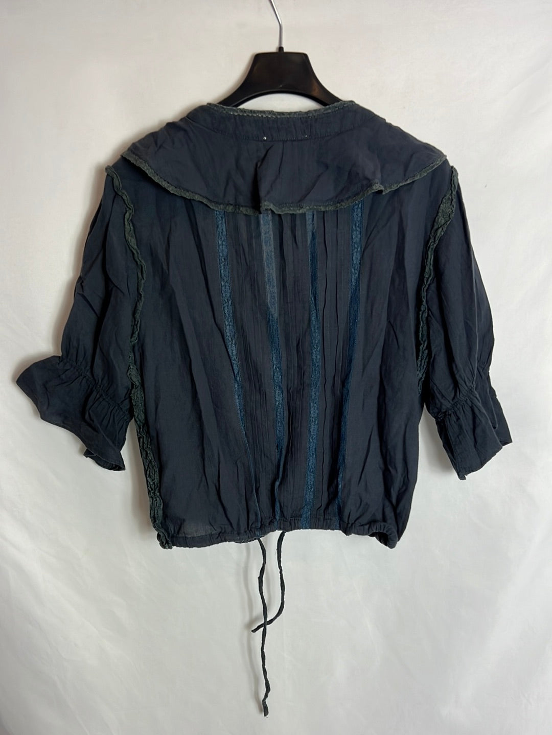 NICOLI. Blusa azul volante y encajes. T M