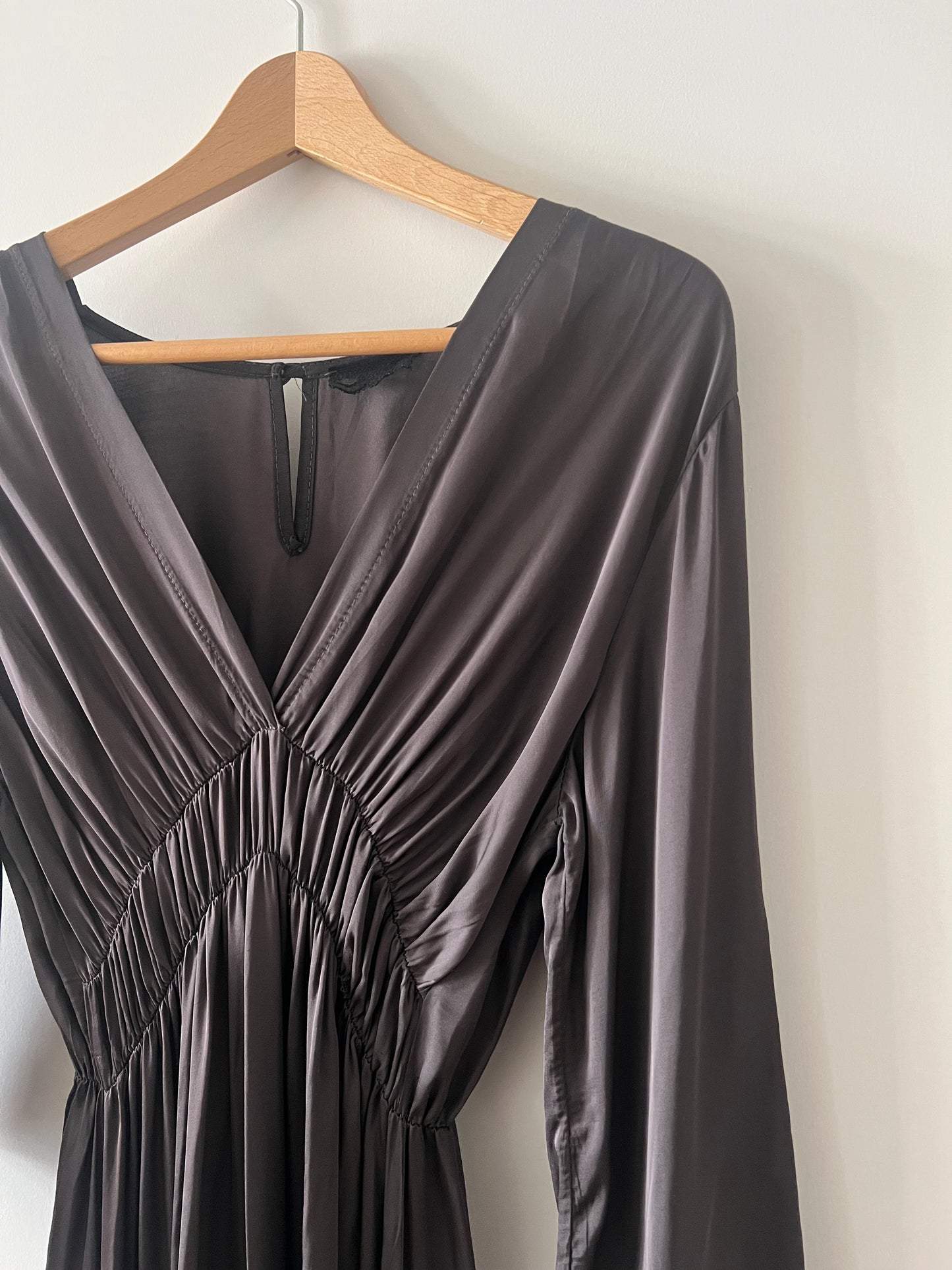 OTRAS. Vestido marrón con seda