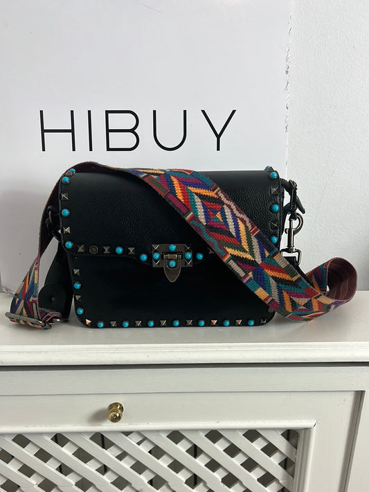 OTRAS. Bolso tachuelas y asa étnica. (Tara)