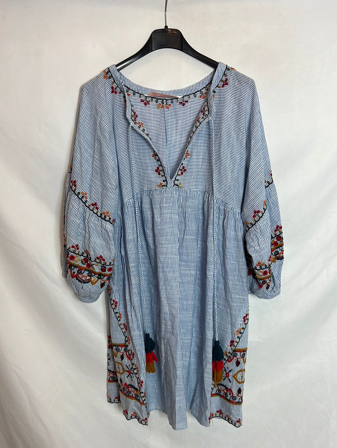 ZARA. Vestido rayas y bordados. T M