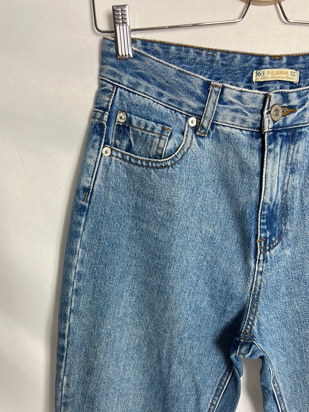 PULL&BEAR. Pantalón denim mom fit. T 36