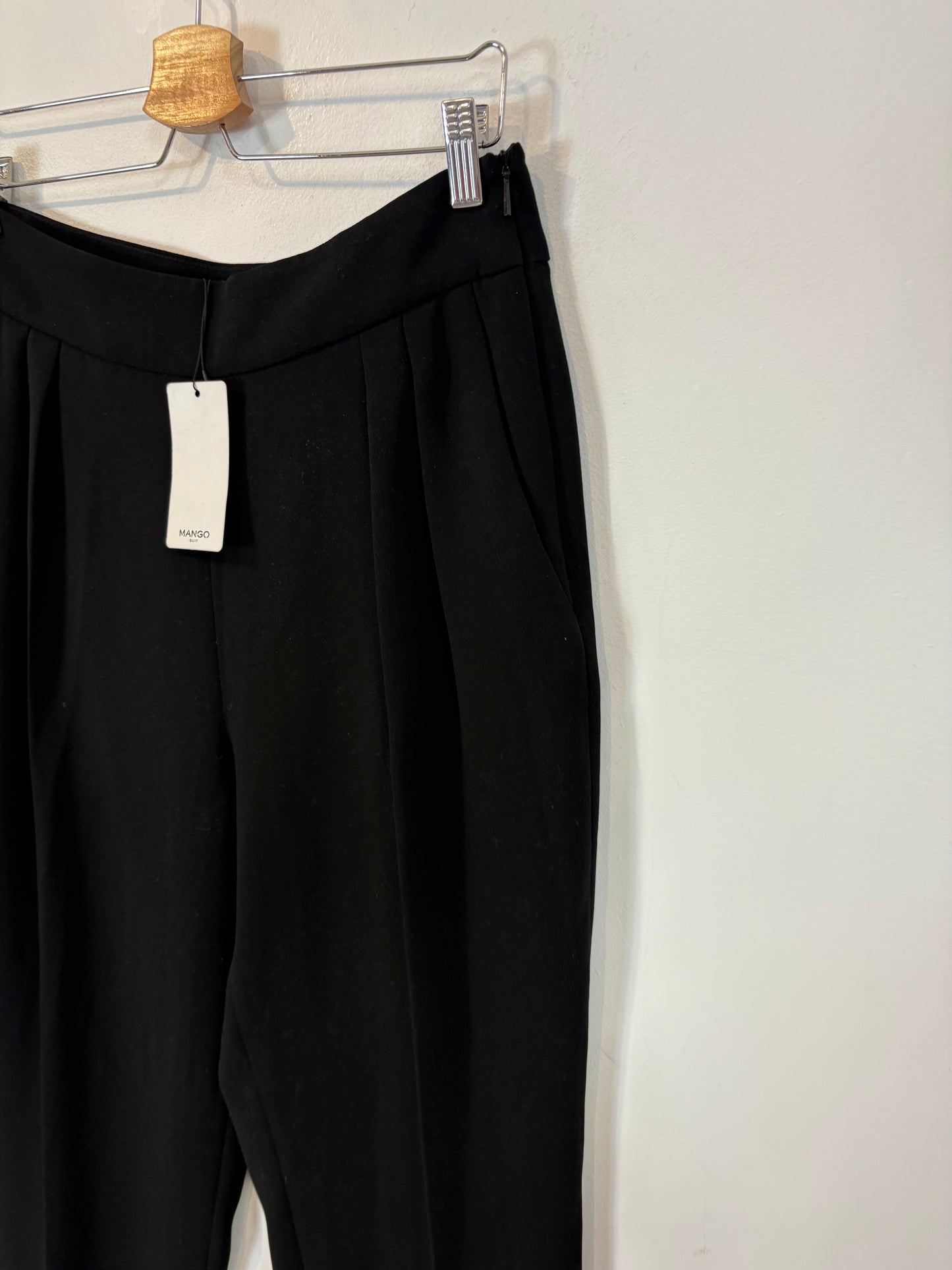 MANGO. Pantalón negro pinzas