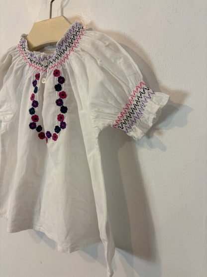 NÍCOLI.  Blusa blanca bordados