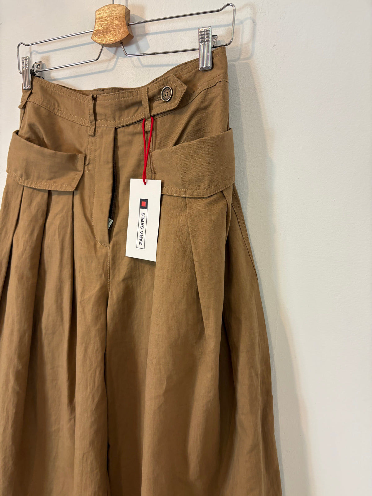 ZARA SRPLS. Pantalón marrón bolsillos efecto falda