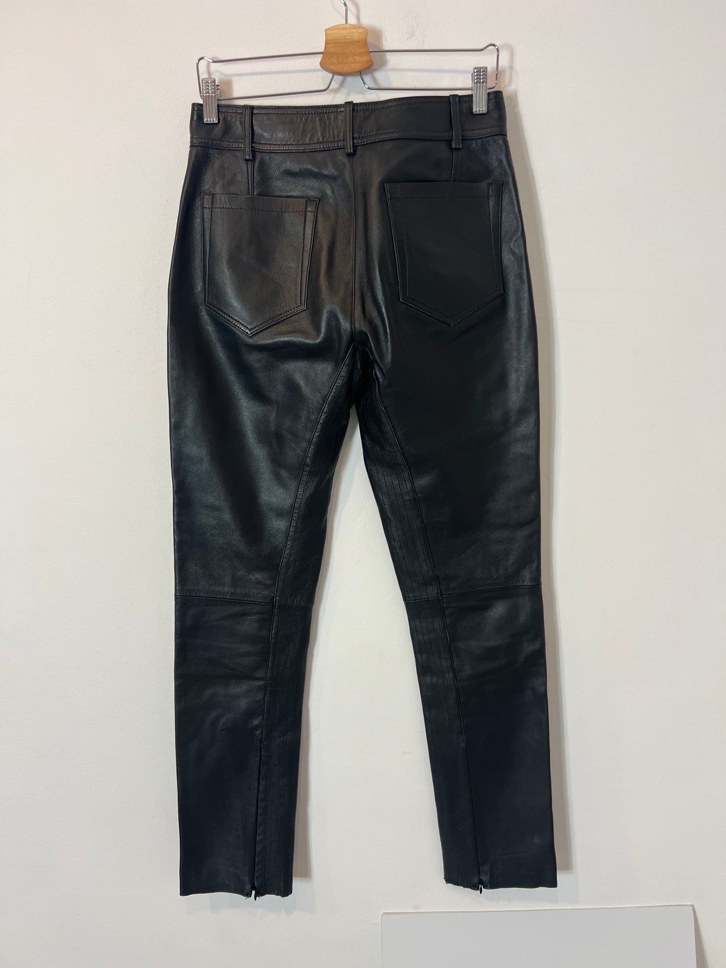 ZARA. Pantalón negro piel  T.m