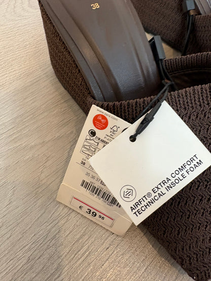 ZARA. Sandalia marrón chocolate textura. T 38