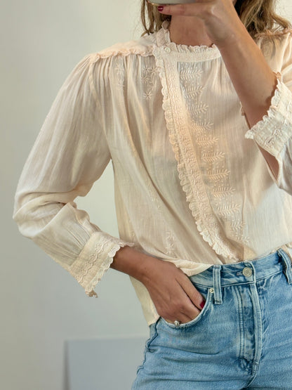 LOUISE MISHA. Blusa rosa claro bordados