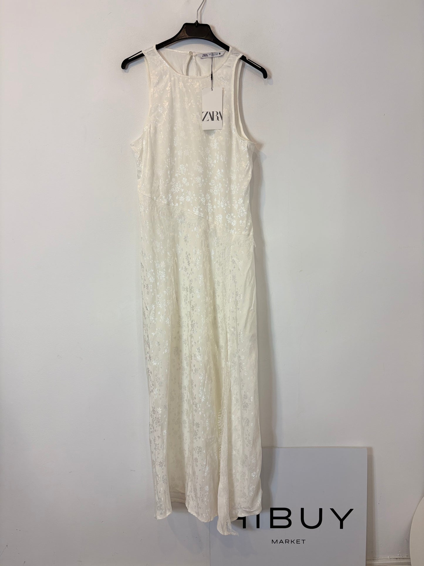 ZARA. Vestido largo blanco detalles satinados