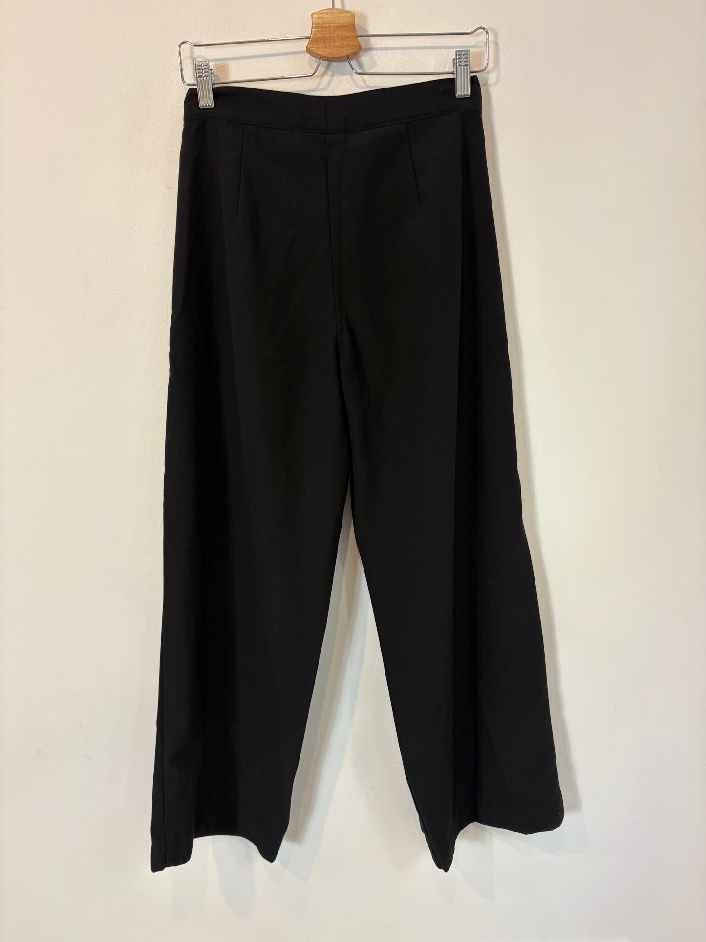 OTRAS. Pantalón negro pinzas. T S