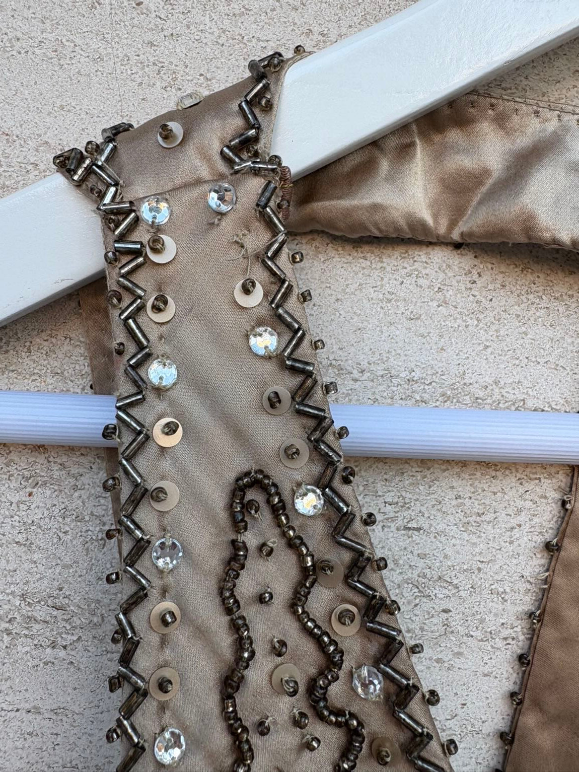 VERSACE Jeans Couture. Vestido de cóctel de seda beige con bordados
