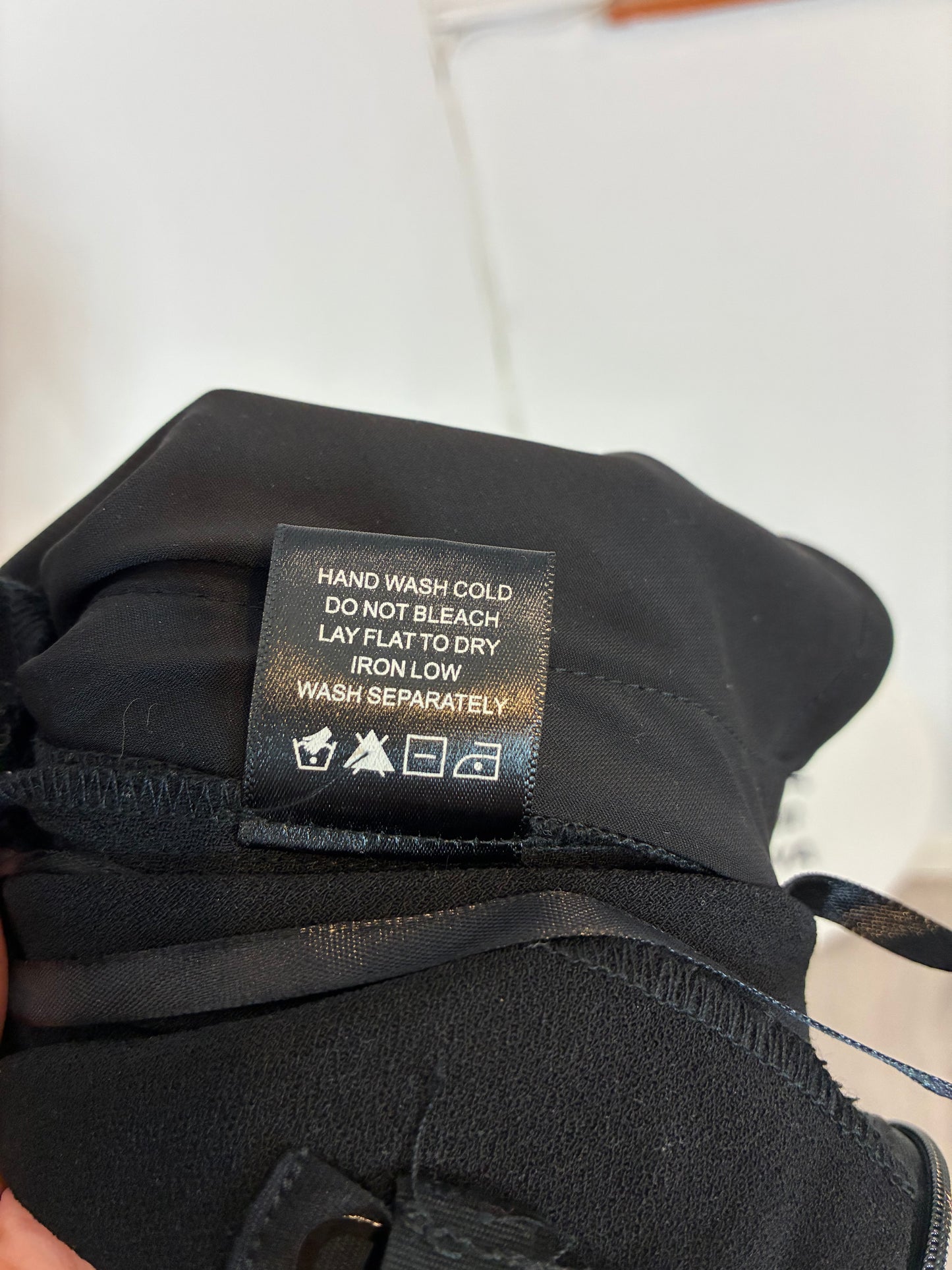 NBD. Mono negro largo espalda al aire