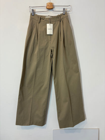 NURRK. Pantalón beige pinzas pata ancha