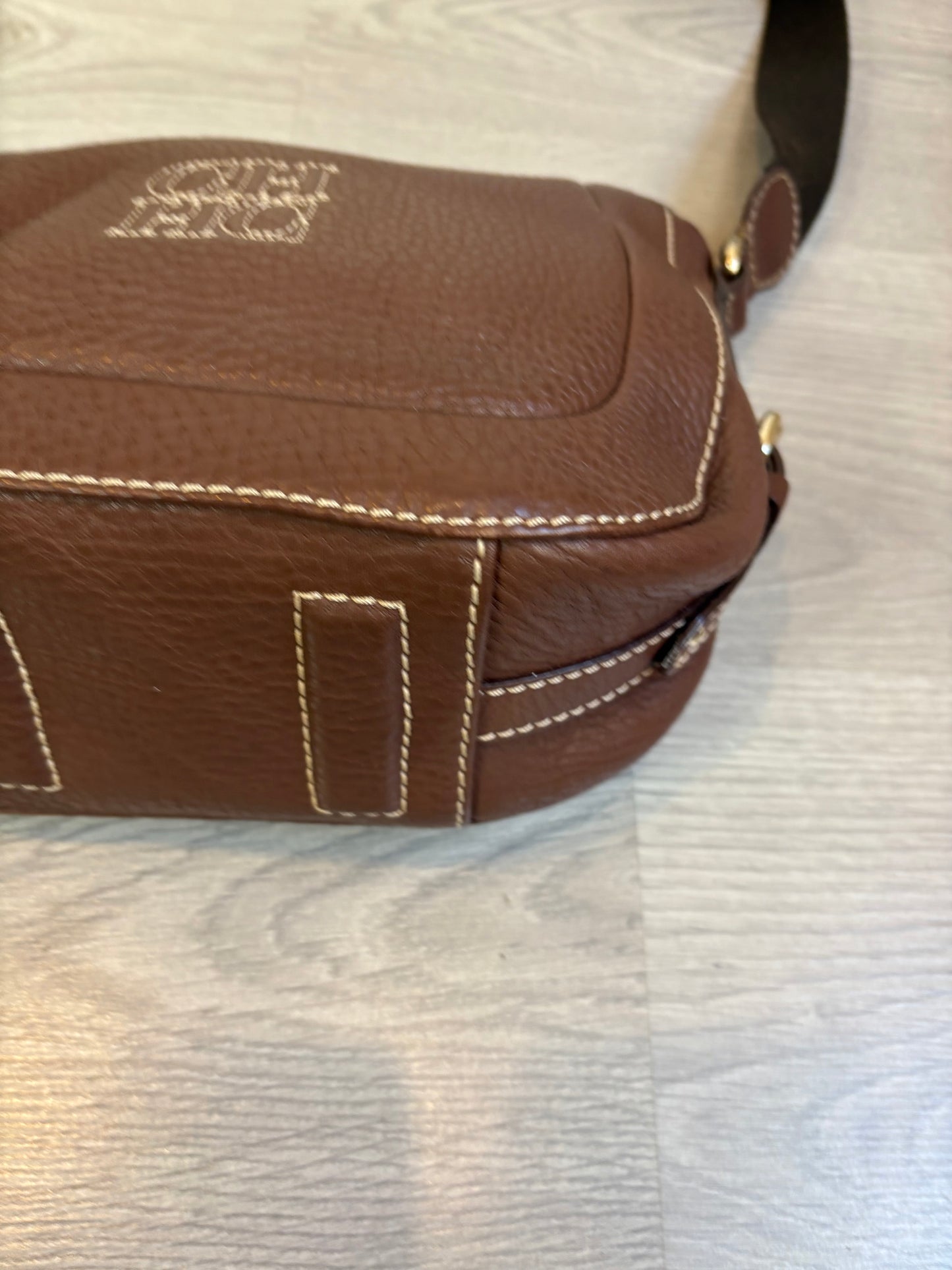 CAROLINA HERRERA. Bolso marrón piel asa regulable