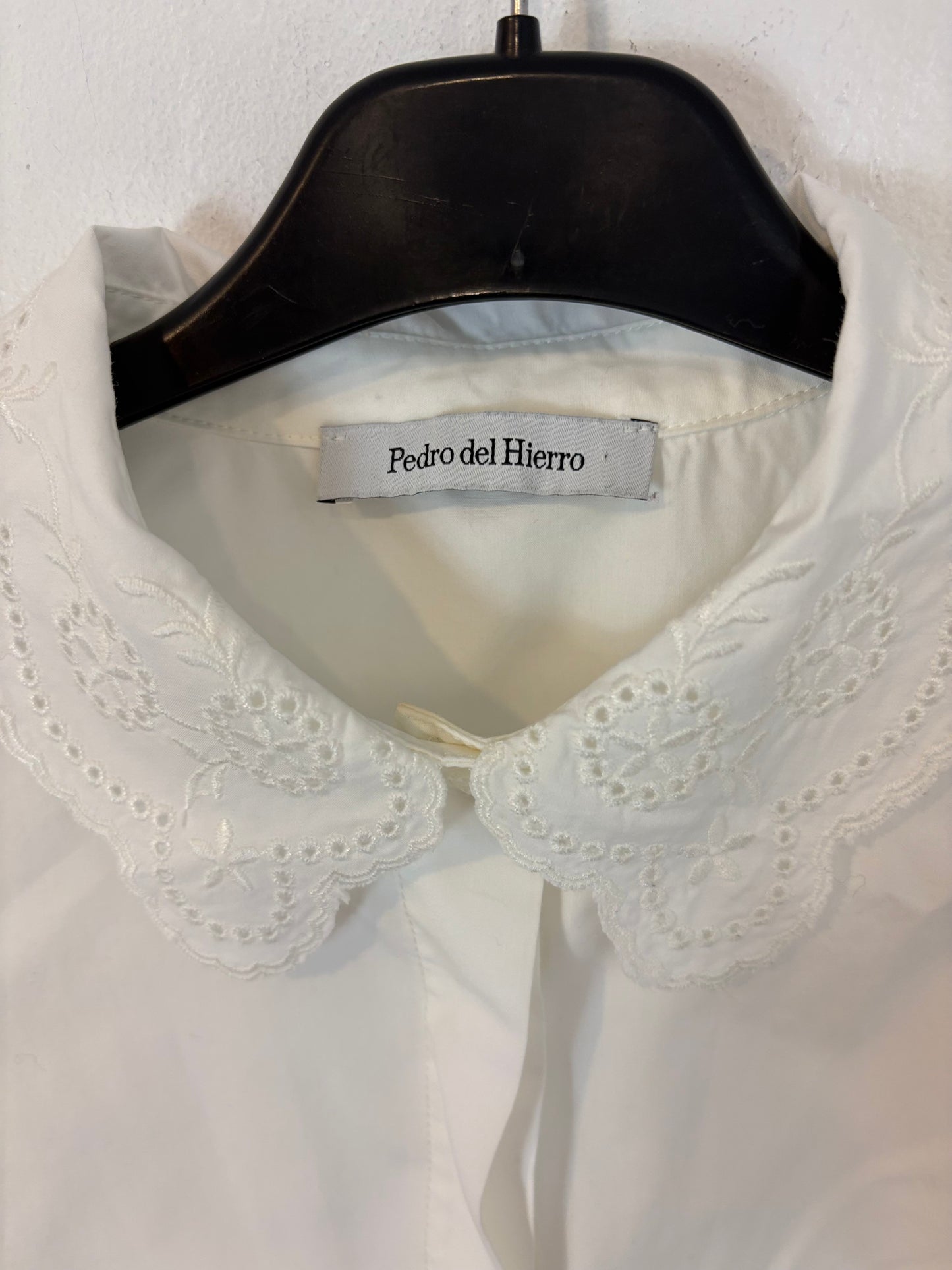 PEDRO DEL HIERRO. Blusa blanca detalle cuello