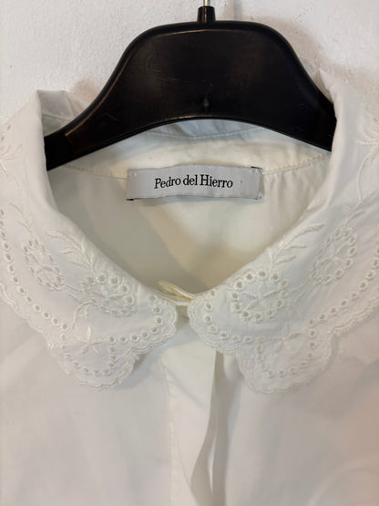 PEDRO DEL HIERRO. Blusa blanca detalle cuello