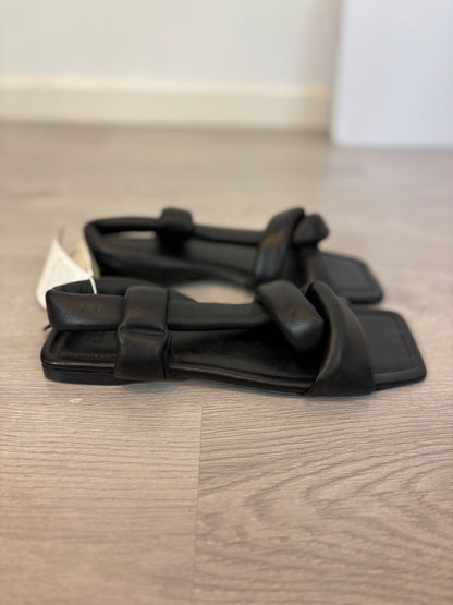 H&M. Sandalia piel cruzadas en negro. T 40