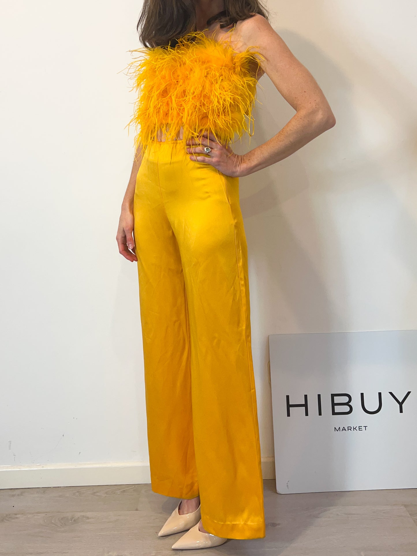 MANGO. Total look satinado plumas