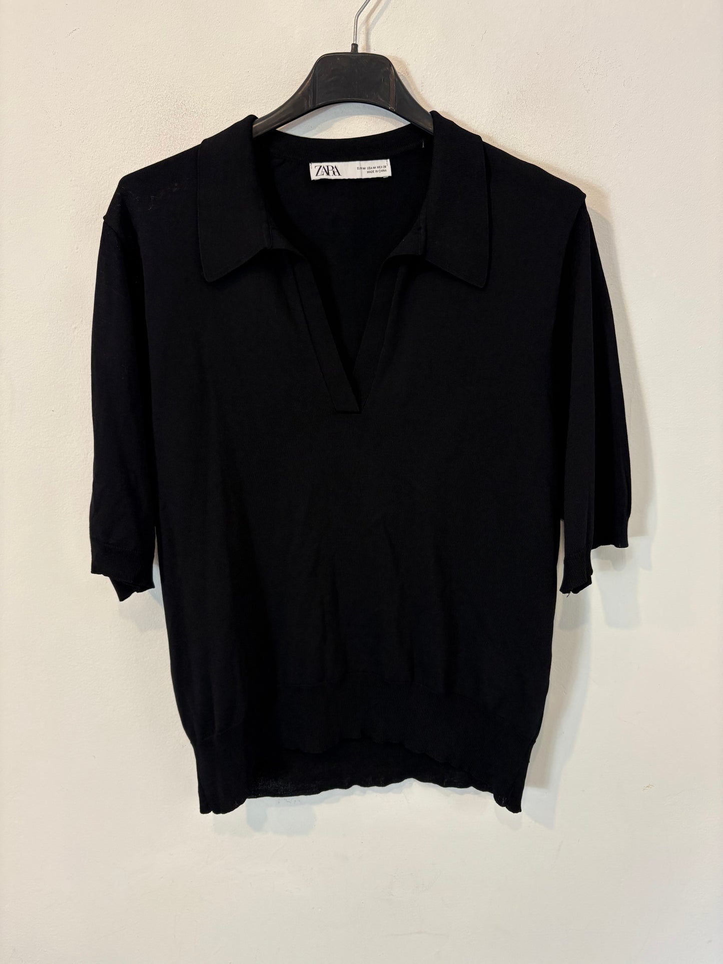 ZARA. Top negro punto