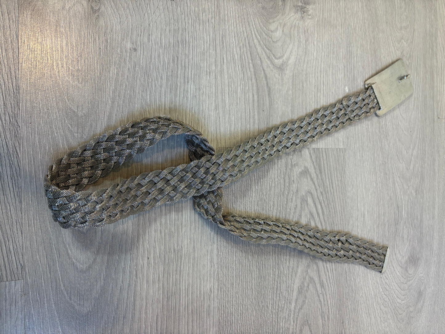 BIMBA Y LOLA. Cinturón trenzado metalizado