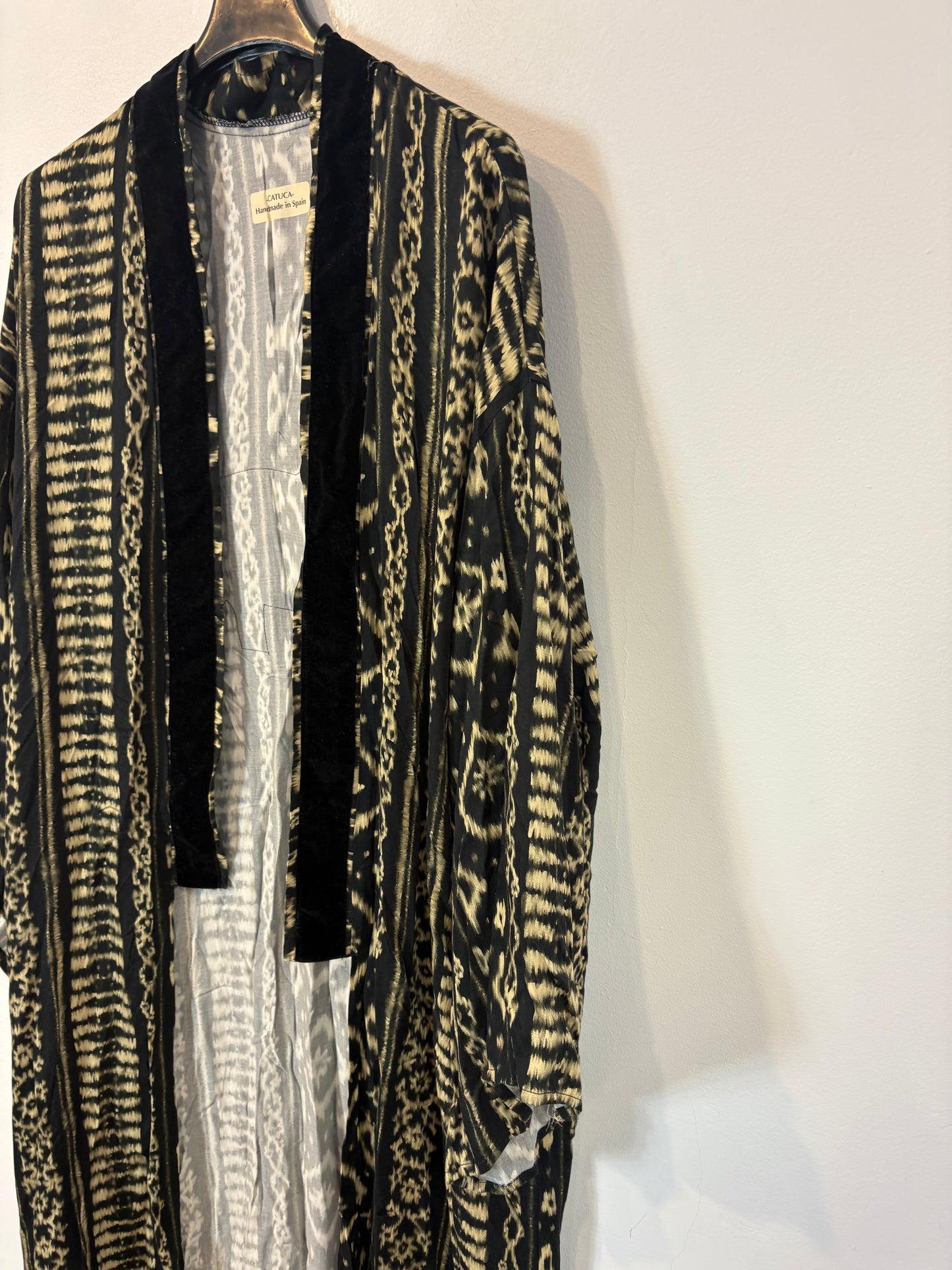 CATUCA. Kimono con terciopelo detalle espalda