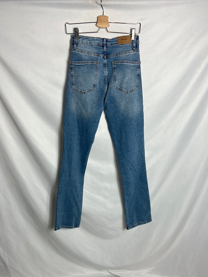 STRADIVARIUS. Pantalón denim ligeramente acampanado. T.34