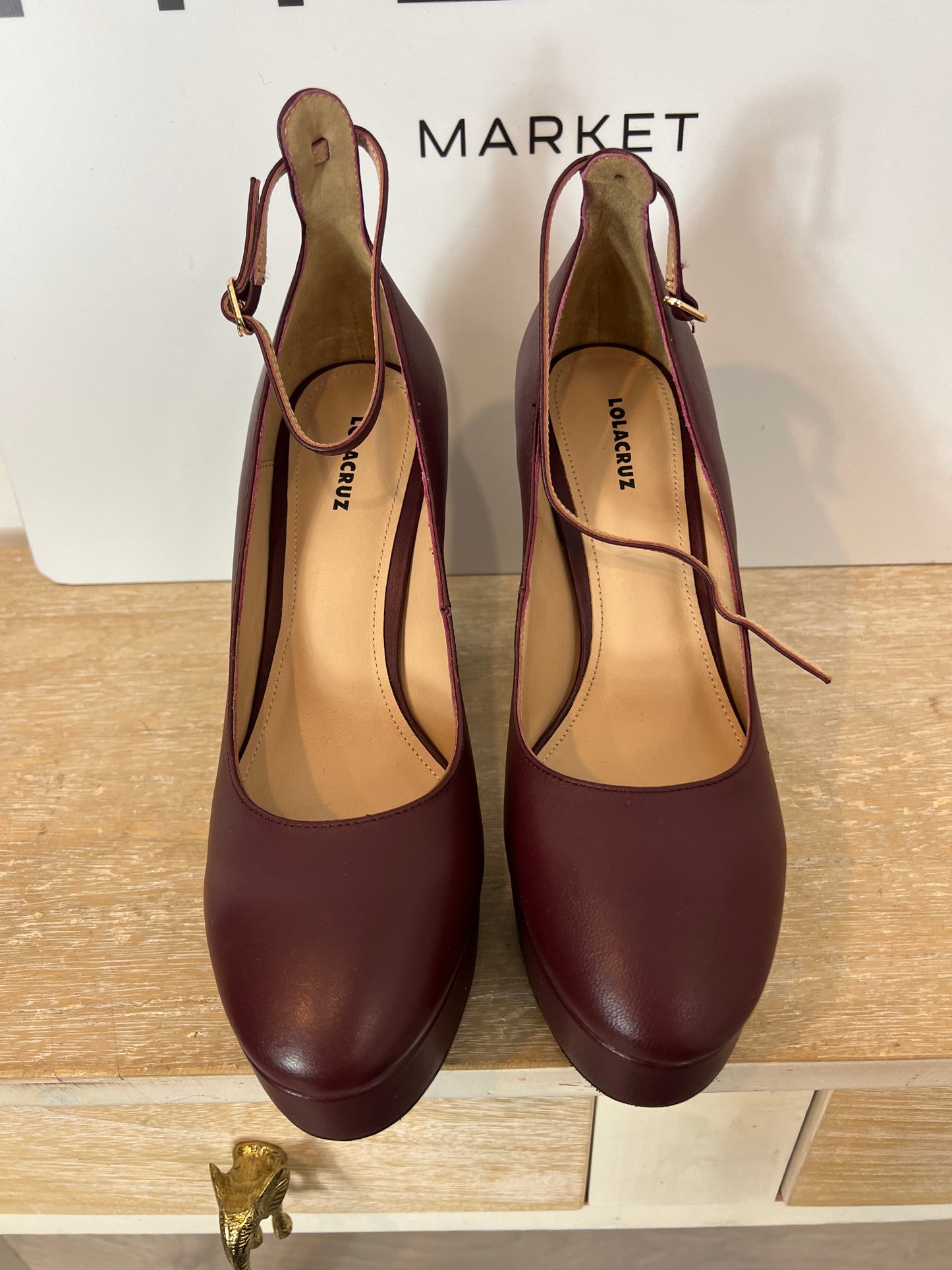 LOLA CRUZ. Burgundy leather platform pumps. Size 39
