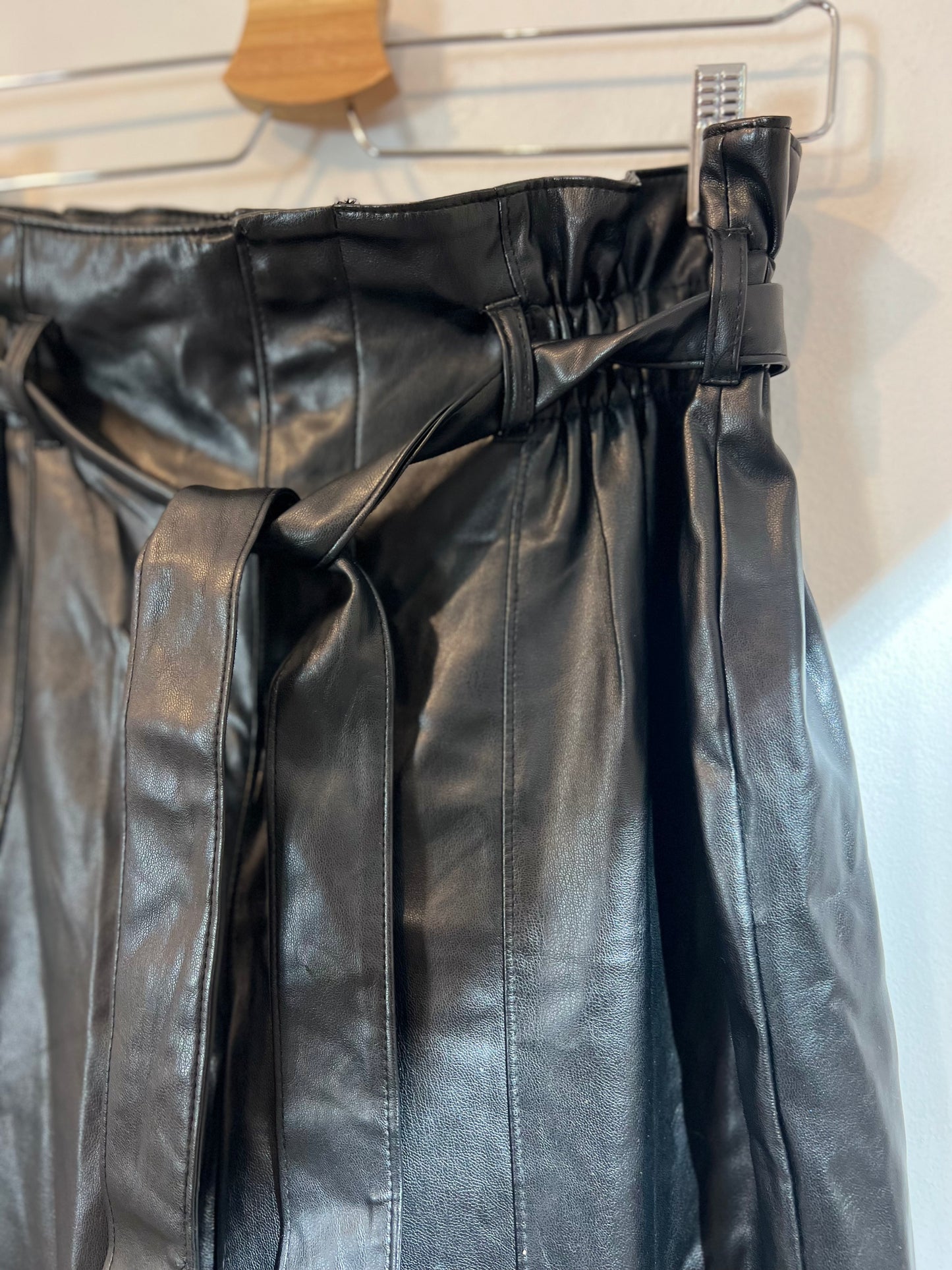 MANGO. Pantalón efecto piel  T.s