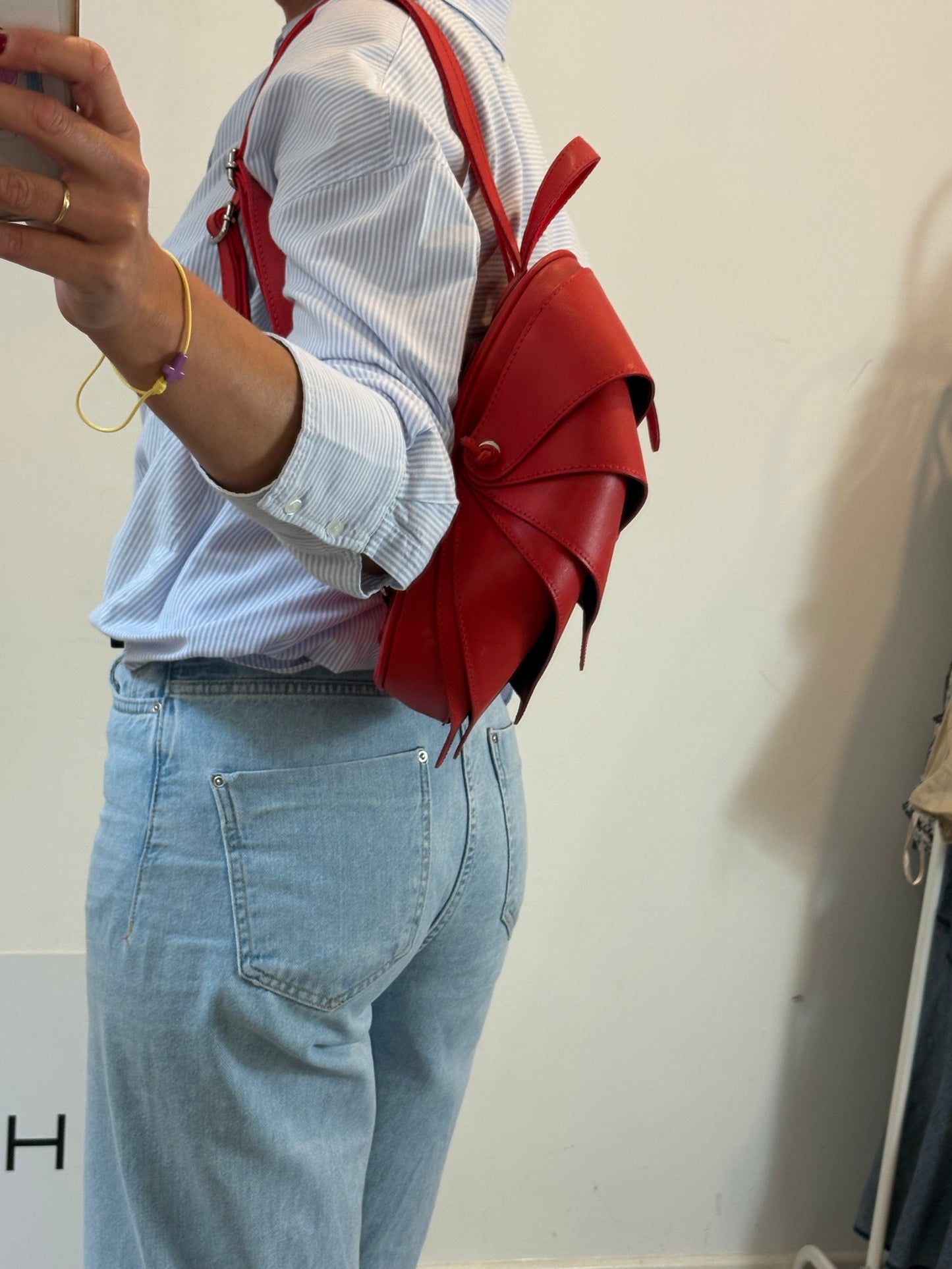 OTRAS. Mochila roja piel
