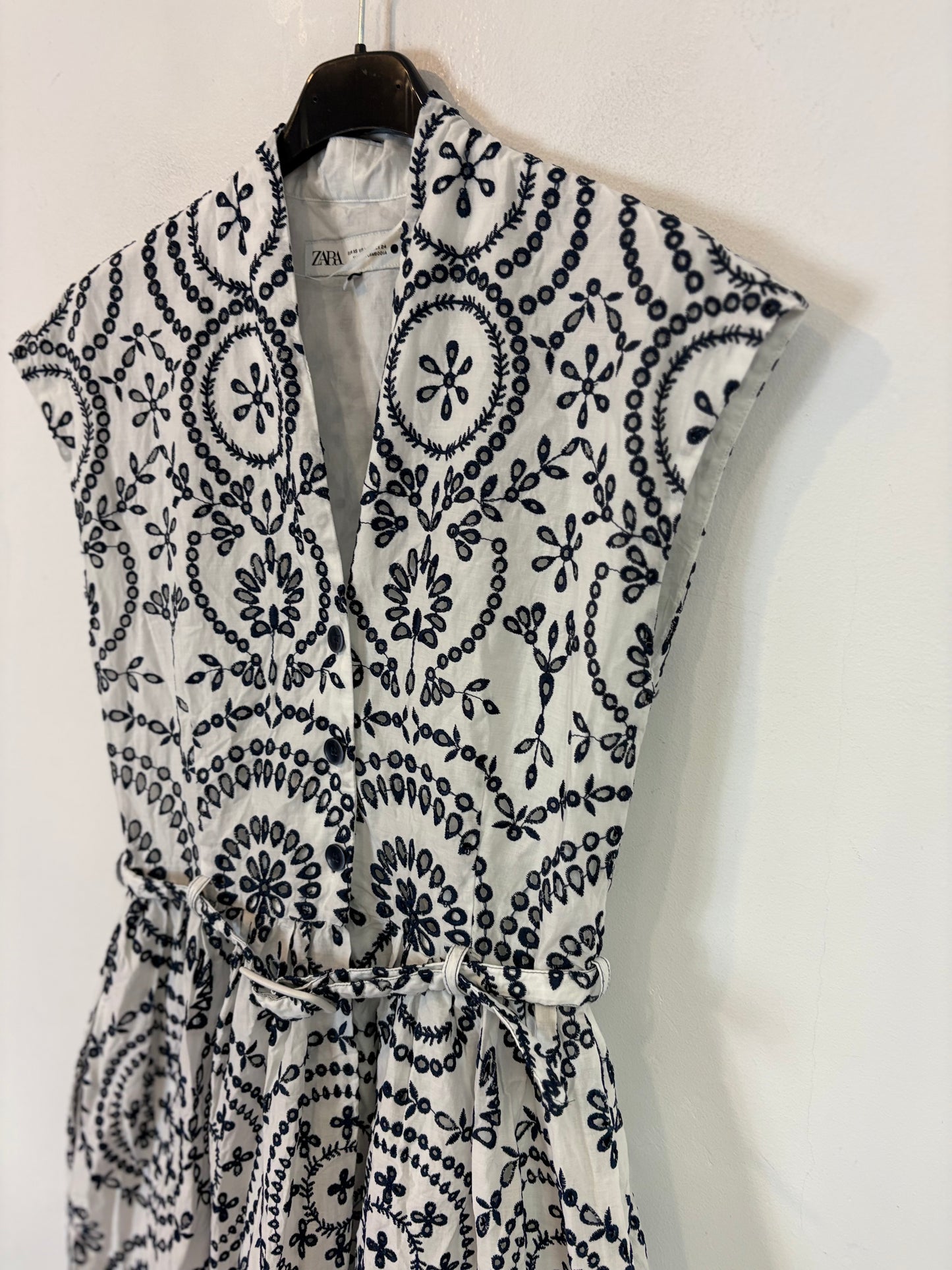 ZARA. Vestido midi blanco bordados